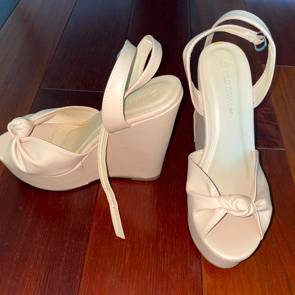 ⭐️ 5 1/2 inch 90s diva wedge heels